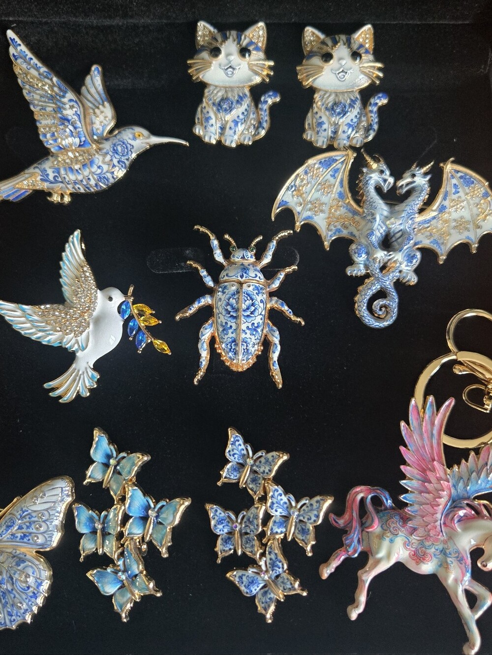 💎🤍Porcelain-Look Brooch Collection in blue/white with gold-tone🤍💎NWT